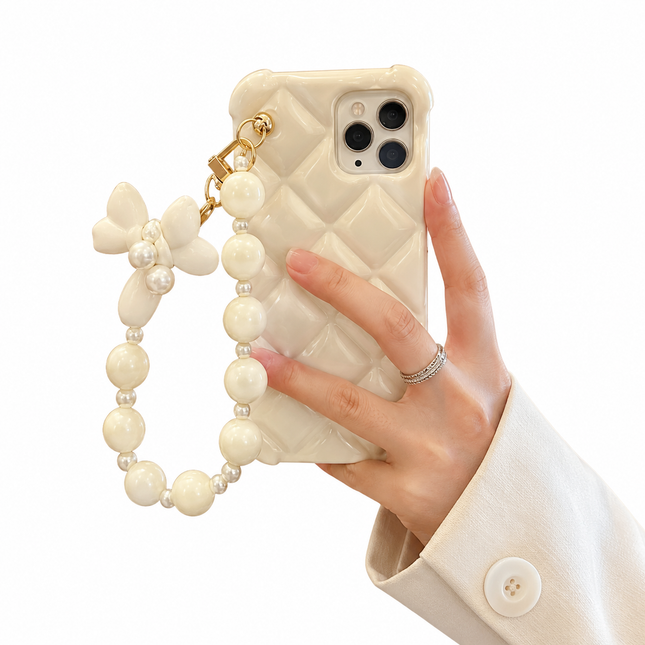 Krämfärgat Mobilskal med Pärlrem – Elegant Quilted Design